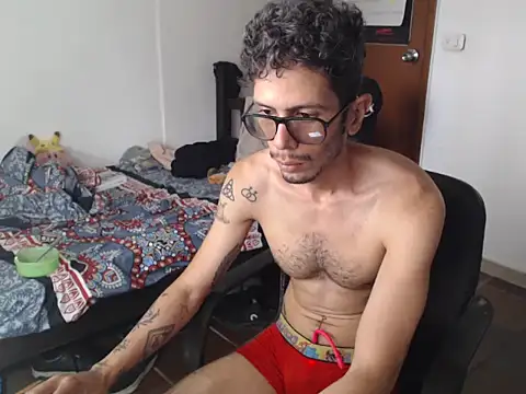 Snapshot of alisterxxx chatting on 07/08/26, 02:43 alisterxxx online show from 07/08/26, 02:43