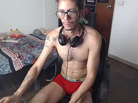 Snapshot of alisterxxx chatting on 07/09/26, 02:54 alisterxxx online show from 07/09/26, 02:54