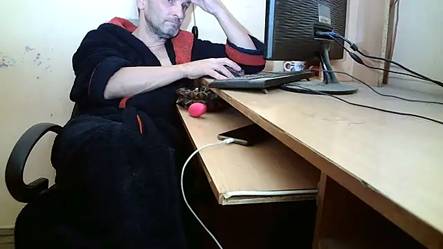 Snapshot of dundyFocus chatting on 10/17/25, 01:14 dundyFocus online show from 10/17/25, 01:14