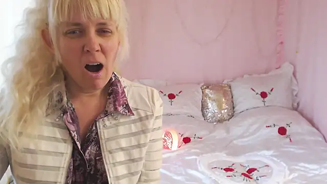 SunnySylvia online show from 11/28/25, 07:11