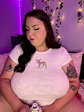 Snapshot of honeyviolet chatting on 10/03/25, 04:09 honeyviolet online show from 10/03/25, 04:09