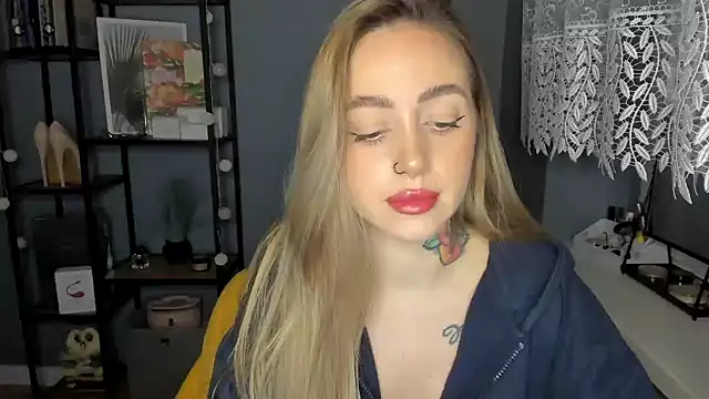 Snapshot of sexyCoralie chatting on 12/10/24, 11:00 sexyCoralie online show from 12/10/24, 11:00