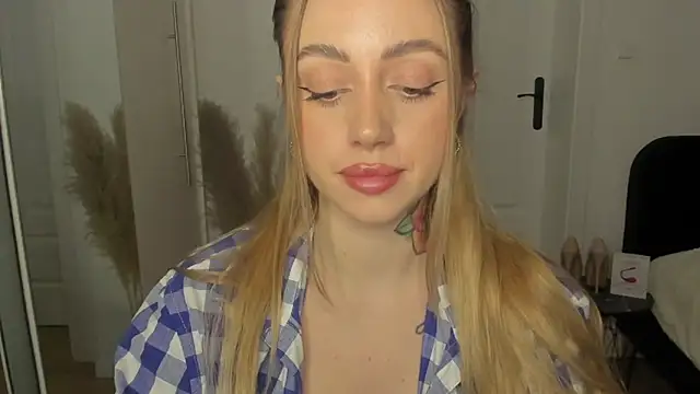 Snapshot of sexyCoralie chatting on 02/01/25, 05:47 sexyCoralie online show from 02/01/25, 05:47