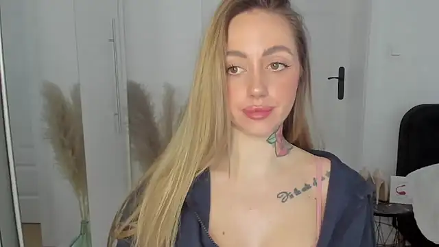 Snapshot of sexyCoralie chatting on 02/03/25, 03:06 sexyCoralie online show from 02/03/25, 03:06