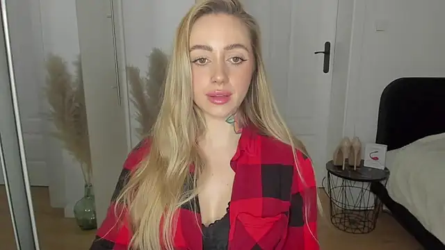 Snapshot of sexyCoralie chatting on 03/13/25, 08:54 sexyCoralie online show from 03/13/25, 08:54