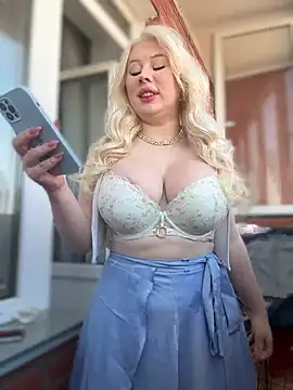 LaraHollywood online show from 10/01/25, 03:34