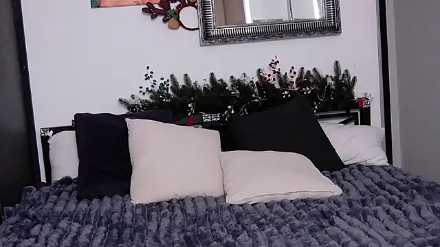 Snapshot of Ashley_Ross_ chatting on 12/22/24, 07:44 Ashley Ross online show from 12/22/24, 07:44