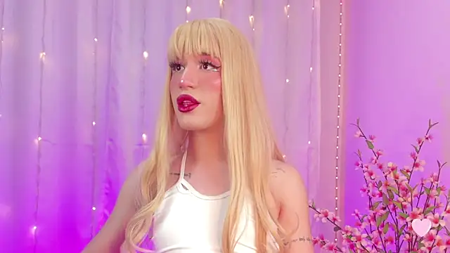 Snapshot of rosseblondee chatting on 09/25/25, 04:05 rosseblondee online show from 09/25/25, 04:05