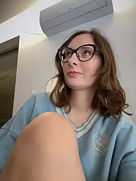 Snapshot of The_Snowwhitee chatting on 02/14/26, 11:51 The Snowwhitee online show from 02/14/26, 11:51