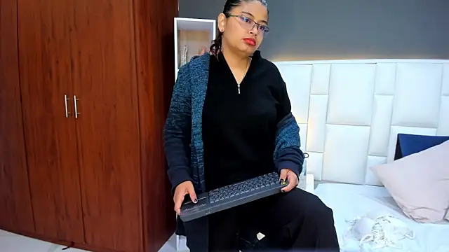 yeral2017 online show from 10/13/25, 02:17