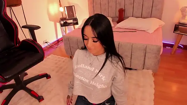 EmmyEvans1 online show from 02/13/25, 07:52