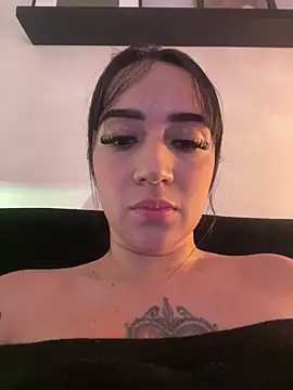 Snapshot of EmmyEvans1 chatting on 02/02/26, 08:18 EmmyEvans1 online show from 02/02/26, 08:18