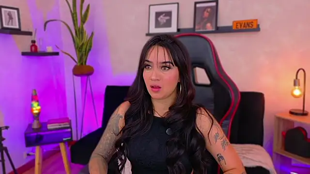 Snapshot of EmmyEvans1 chatting on 02/05/26, 07:40 EmmyEvans1 online show from 02/05/26, 07:40