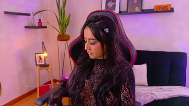 Snapshot of EmmyEvans1 chatting on 02/18/26, 07:32 EmmyEvans1 online show from 02/18/26, 07:32