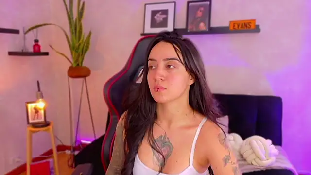 Snapshot of EmmyEvans1 chatting on 02/21/26, 07:37 EmmyEvans1 online show from 02/21/26, 07:37