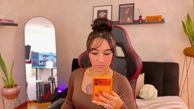 Snapshot of EmmyEvans1 chatting on 02/23/26, 07:44 EmmyEvans1 online show from 02/23/26, 07:44