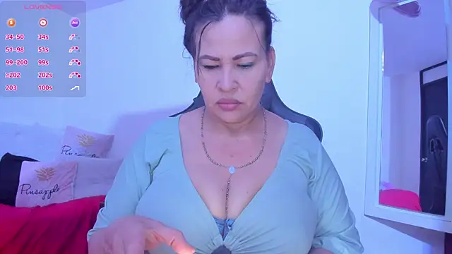 Snapshot of esmeralda_milf chatting on 01/11/25, 08:43 esmeralda milf online show from 01/11/25, 08:43