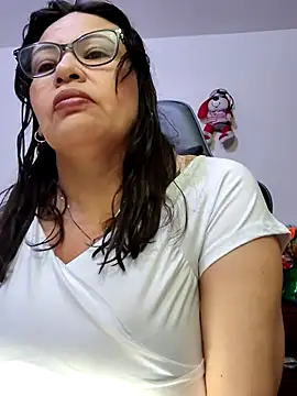 Snapshot of esmeralda_milf chatting on 05/23/26, 08:35 esmeralda milf online show from 05/23/26, 08:35