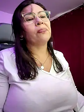 Snapshot of esmeralda_milf chatting on 06/22/26, 08:28 esmeralda milf online show from 06/22/26, 08:28