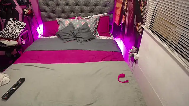 JEENEVIEVE online show from 12/04/25, 06:16