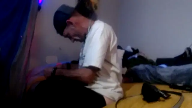 Snapshot of lickthecat chatting on 09/22/25, 11:01 lickthecat online show from 09/22/25, 11:01