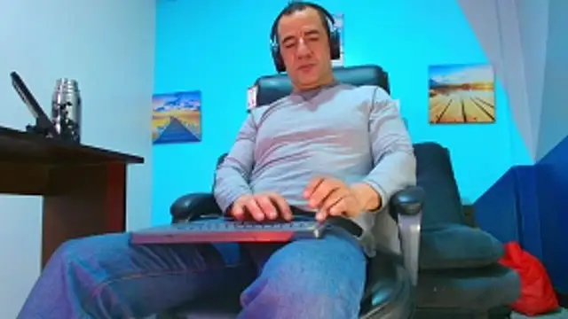 Snapshot of juanses_n_toro chatting on 11/14/25, 12:37 juanses n toro online show from 11/14/25, 12:37