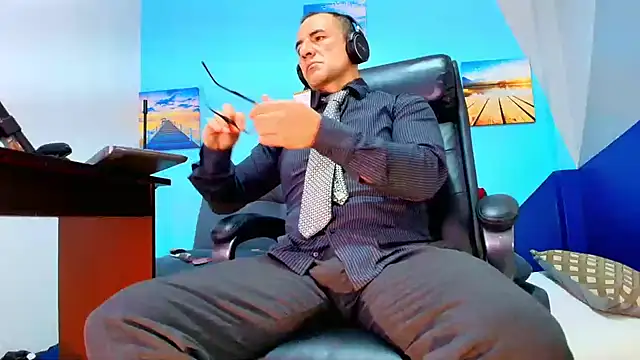 Snapshot of juanses_n_toro chatting on 12/22/25, 01:08 juanses n toro online show from 12/22/25, 01:08