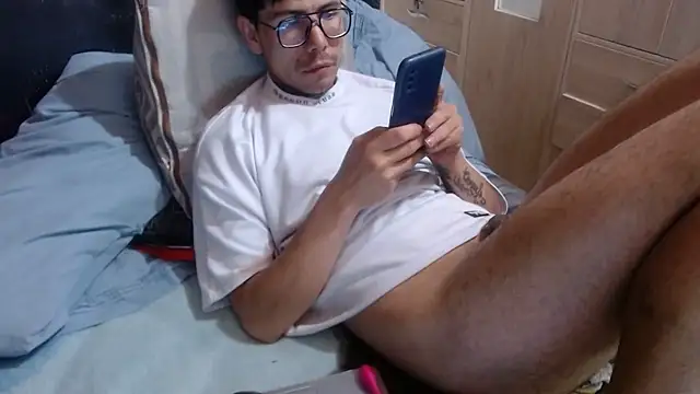 Snapshot of dannnyhot24 chatting on 01/05/25, 08:11 dannnyhot24 online show from 01/05/25, 08:11