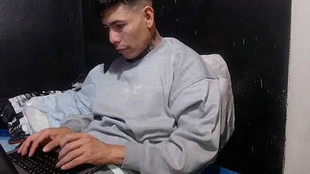 Snapshot of dannnyhot24 chatting on 01/11/25, 08:32 dannnyhot24 online show from 01/11/25, 08:32