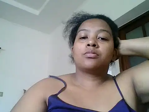 Snapshot of PRETTY-MI chatting on 11/18/25, 08:52 PRETTY-MI online show from 11/18/25, 08:52