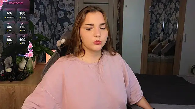  momiji  online show from 10/02/25, 10:33