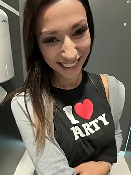 Snapshot of _MiaQueen_ chatting on 09/12/25, 11:04  MiaQueen  online show from 09/12/25, 11:04