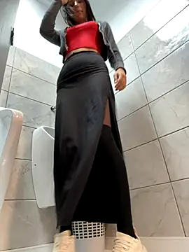 Snapshot of _MiaQueen_ chatting on 10/12/25, 04:06  MiaQueen  online show from 10/12/25, 04:06