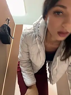 Snapshot of _MiaQueen_ chatting on 10/31/25, 09:49  MiaQueen  online show from 10/31/25, 09:49