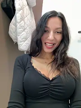 Snapshot of _MiaQueen_ chatting on 11/18/25, 10:03 MiaQueen online show from 11/18/25, 10:03