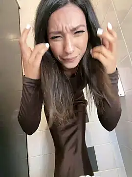 Snapshot of _MiaQueen_ chatting on 12/22/25, 08:28 MiaQueen online show from 12/22/25, 08:28