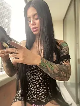 LaraHenao online show from 01/28/25, 12:00