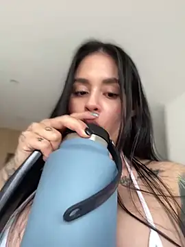 LaraHenao online show from 01/30/25, 12:59