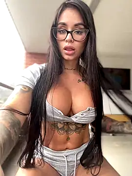 LaraHenao online show from 11/15/25, 04:25