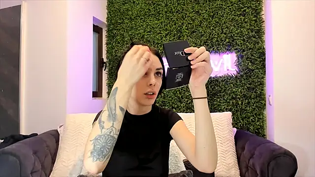 Snapshot of realhotfallingdevil chatting on 02/14/25, 05:51 realhotfallingdevil online show from 02/14/25, 05:51