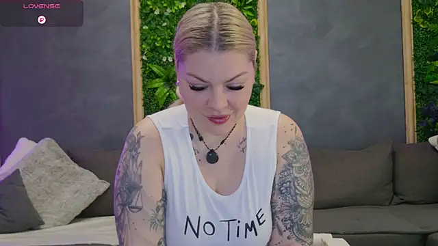 Snapshot of Raven_Luna chatting on 05/11/26, 04:07 Raven Luna online show from 05/11/26, 04:07