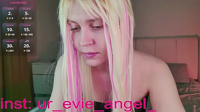 Evelyn rabbit online show from 03/19/26, 03:05