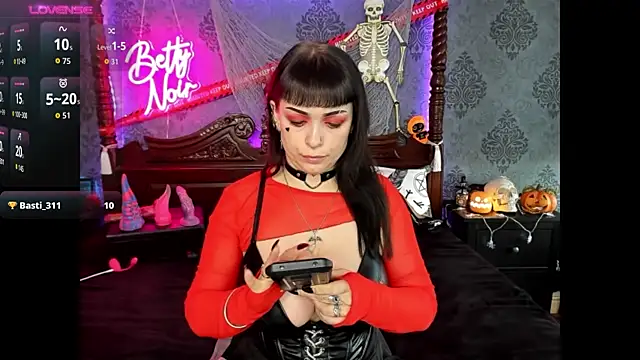 Snapshot of BettyNoir chatting on 10/31/25, 10:38 BettyNoir online show from 10/31/25, 10:38