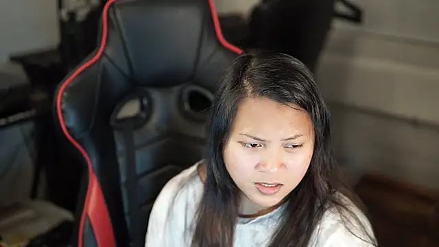 Snapshot of Bubbleliyah chatting on 12/18/24, 03:15 Bubbleliyah online show from 12/18/24, 03:15