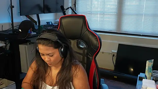 Snapshot of Bubbleliyah chatting on 02/04/25, 08:28 Bubbleliyah online show from 02/04/25, 08:28