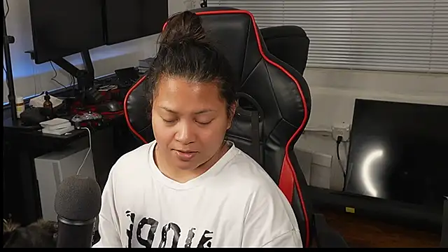 Snapshot of Bubbleliyah chatting on 02/26/25, 02:04 Bubbleliyah online show from 02/26/25, 02:04