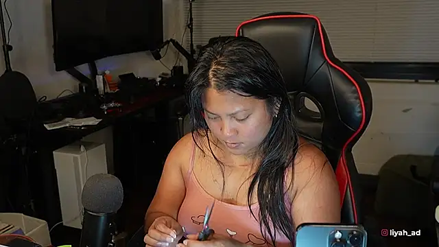 Snapshot of Bubbleliyah chatting on 10/31/25, 02:45 Bubbleliyah online show from 10/31/25, 02:45