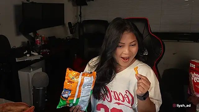 Snapshot of Bubbleliyah chatting on 11/12/25, 01:39 Bubbleliyah online show from 11/12/25, 01:39