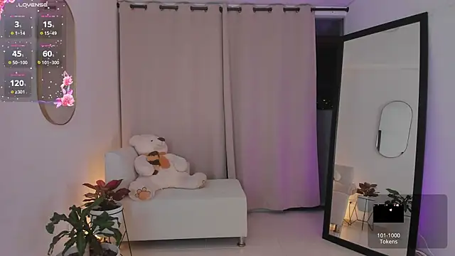 roxie gates  online show from 11/19/25, 10:54