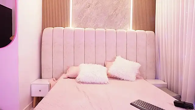 emyli sw  online show from 03/23/26, 03:54